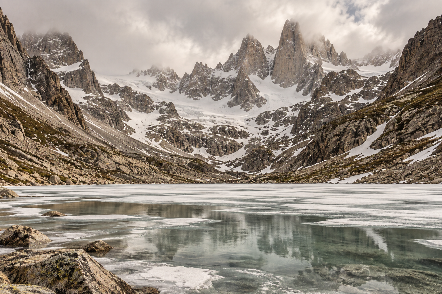Lago entre montañas nevadas